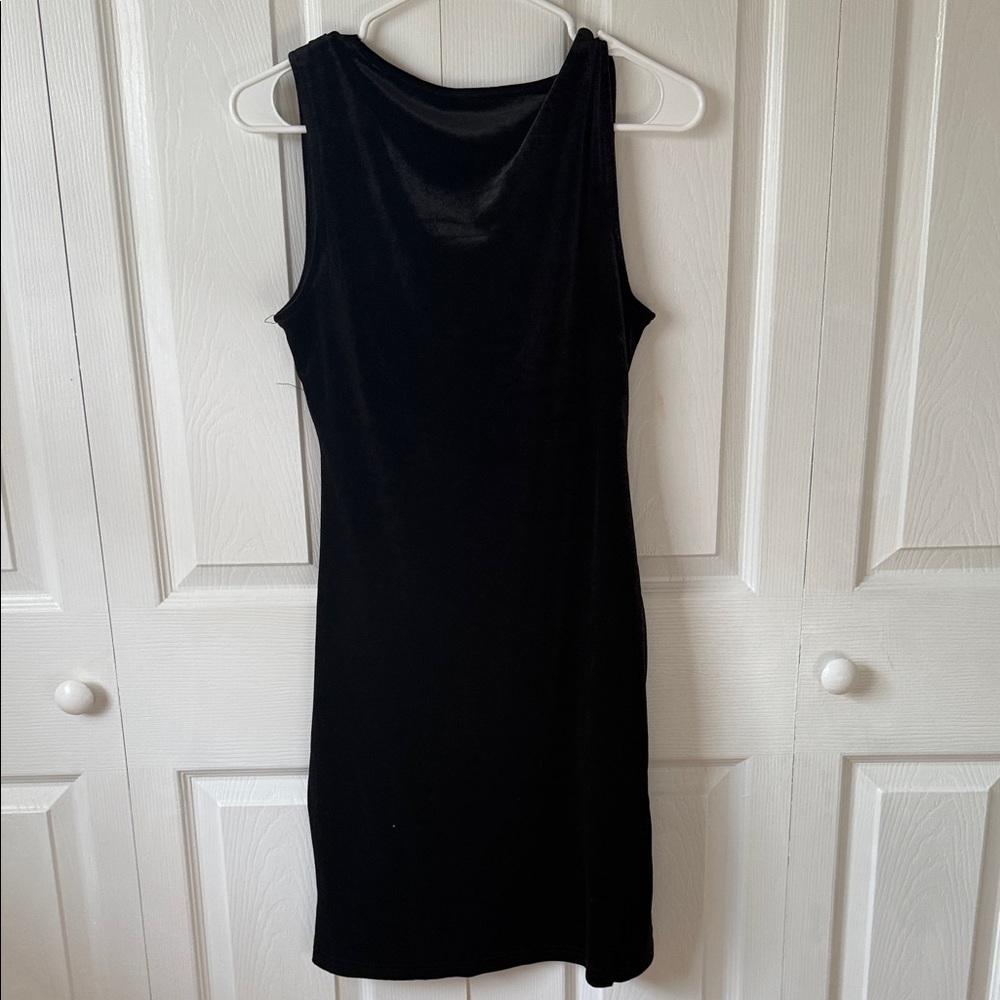 Black Velvet Sleeveless Dress - Picture 4 of 6